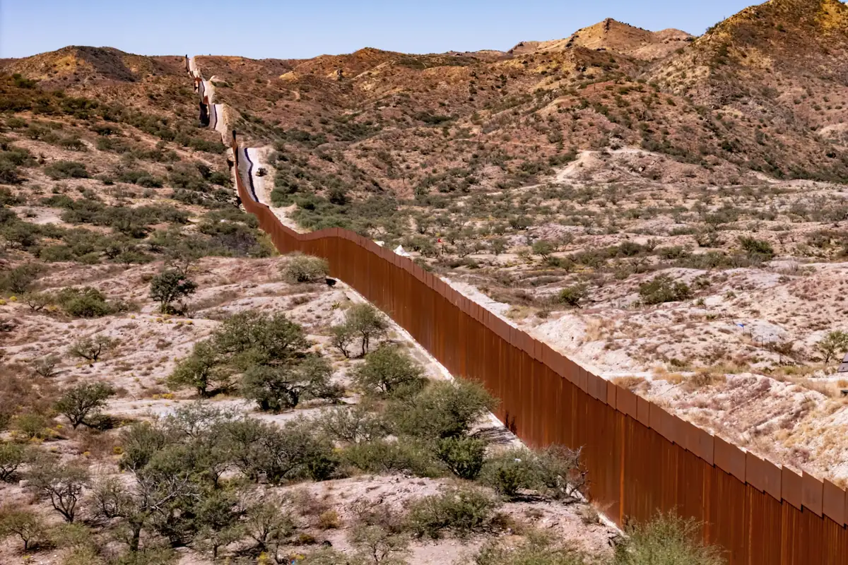 Muro fronterizo entre México y Estados Unidos atravesando el desierto