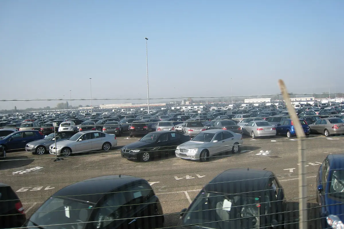 Vehículos estacionados en un lote